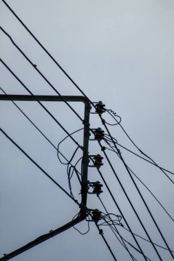 Limasol Kıbrıs Rum Kesimi 06 Nisan 2020 Limasol sokaklarındaki binaları elektrikle birleştirmek için elektrik direğine yakın çekim