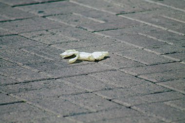 Limasol Kıbrıs Rum Kesimi 05 Nisan 2020 'de, koronavirüsün yayılmasını önlemek için halkın karantinası sırasında Limasol sokaklarında kirli bir eldiven görüldü.