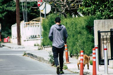 Limasol Kıbrıs Rum Kesimi 06 Nisan 2020 Coronavirus 'un yayılmasını önlemek için kaldırım kenarında yürüyen kimliği belirsiz insanların görüntüsü