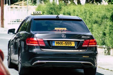 Limasol Kıbrıs Rum Kesimi 06 Nisan 2020, öğleden sonra Limasol sokaklarında geleneksel bir Kıbrıs Rum taksi görüntüsü