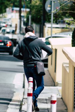 Limasol Kıbrıs Rum Kesimi 06 Nisan 2020 Coronavirus 'un yayılmasını önlemek için kaldırım kenarında yürüyen kimliği belirsiz insanların görüntüsü