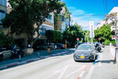 Tel Aviv İsrail 07 Nisan 2020 Coronavirus 'un yayılmasını önlemek için halkın karantinası sırasında Tel Aviv' in boş sokaklarında yürüyen kimliği belirsiz insanların görüntüsü