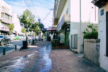 Tel Aviv İsrail 07 Nisan 2020 Coronavirus 'un yayılmasını önlemek için halkın karantinası sırasında Tel Aviv' in boş sokaklarında yürüyen kimliği belirsiz insanların görüntüsü