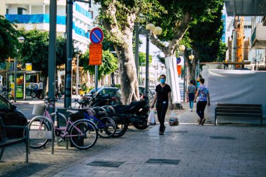Tel Aviv İsrail 07 Nisan 2020 Coronavirus 'un yayılmasını önlemek için halkın karantinası sırasında Tel Aviv' in boş sokaklarında yürüyen kimliği belirsiz insanların görüntüsü