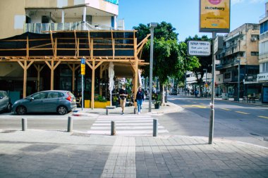Tel Aviv İsrail 07 Nisan 2020 Coronavirus 'un yayılmasını önlemek için halkın karantinası sırasında Tel Aviv' in boş sokaklarında yürüyen kimliği belirsiz insanların görüntüsü