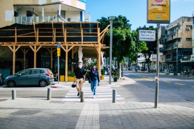Tel Aviv İsrail 07 Nisan 2020 Coronavirus 'un yayılmasını önlemek için halkın karantinası sırasında Tel Aviv' in boş sokaklarında yürüyen kimliği belirsiz insanların görüntüsü