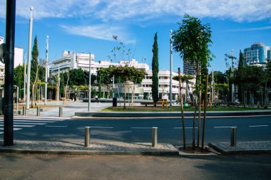 Tel Aviv İsrail 07 Nisan 2020 Coronavirus 'un yayılmasını önlemek için halkın karantinası sırasında Tel Aviv' in boş sokaklarında yürüyen kimliği belirsiz insanların görüntüsü