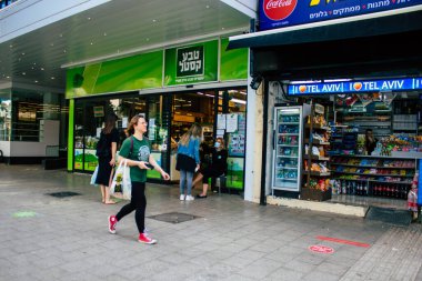 Tel Aviv İsrail 07 Nisan 2020 Tel Aviv 'de Coronavirüs' ün yayılmasını önlemek için halkın karantinaya alındığı sırada kimliği belirsiz insanların alışveriş yaptığı görüntüler