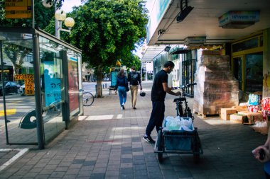 Tel Aviv İsrail 07 Nisan 2020 Tel Aviv 'de Coronavirüs' ün yayılmasını önlemek için halkın karantinaya alındığı sırada kimliği belirsiz insanların alışveriş yaptığı görüntüler