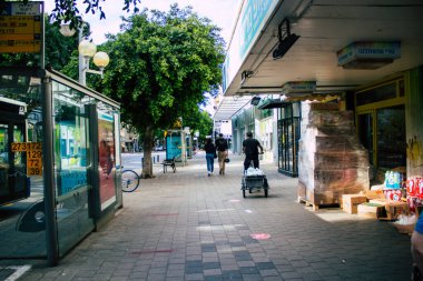 Tel Aviv İsrail 07 Nisan 2020 Tel Aviv 'de Coronavirüs' ün yayılmasını önlemek için halkın karantinaya alındığı sırada kimliği belirsiz insanların alışveriş yaptığı görüntüler