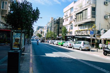 Tel Aviv İsrail, 07 Nisan 2020 Coronavirus 'un yayılmasını önlemek için halkın karantinası sırasında Tel Aviv sokaklarında dolaşan kimliği belirsiz insanların görüntüsü