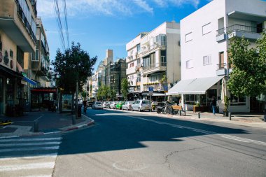 Tel Aviv İsrail, 07 Nisan 2020 Coronavirus 'un yayılmasını önlemek için halkın karantinası sırasında Tel Aviv sokaklarında dolaşan kimliği belirsiz insanların görüntüsü