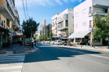 Tel Aviv İsrail, 07 Nisan 2020 Coronavirus 'un yayılmasını önlemek için halkın karantinası sırasında Tel Aviv sokaklarında dolaşan kimliği belirsiz insanların görüntüsü