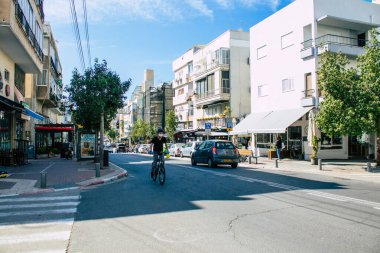 Tel Aviv İsrail, 07 Nisan 2020 Coronavirus 'un yayılmasını önlemek için halkın karantinası sırasında Tel Aviv sokaklarında dolaşan kimliği belirsiz insanların görüntüsü