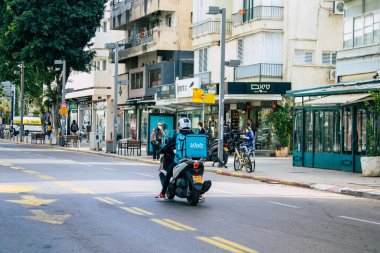 Tel Aviv İsrail, 07 Nisan 2020 Coronavirus 'un yayılmasını önlemek için halkın karantinası sırasında Tel Aviv sokaklarında dolaşan kimliği belirsiz insanların görüntüsü