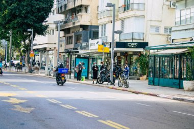 Tel Aviv İsrail, 07 Nisan 2020 Coronavirus 'un yayılmasını önlemek için halkın karantinası sırasında Tel Aviv sokaklarında dolaşan kimliği belirsiz insanların görüntüsü