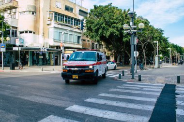 Tel Aviv İsrail 07 Nisan 2020 Tel Aviv sokaklarında yuvarlanan bir İsrail ambulansı Coronavirus 'un yayılmasını önlemek için nüfusu karantinaya alıyor.