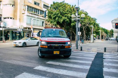 Tel Aviv İsrail 07 Nisan 2020 Tel Aviv sokaklarında yuvarlanan bir İsrail ambulansı Coronavirus 'un yayılmasını önlemek için nüfusu karantinaya alıyor.