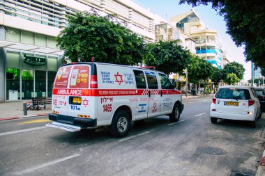 Tel Aviv İsrail 07 Nisan 2020 Tel Aviv sokaklarında yuvarlanan bir İsrail ambulansı Coronavirus 'un yayılmasını önlemek için nüfusu karantinaya alıyor.