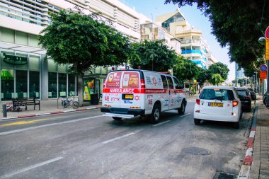 Tel Aviv İsrail 07 Nisan 2020 Tel Aviv sokaklarında yuvarlanan bir İsrail ambulansı Coronavirus 'un yayılmasını önlemek için nüfusu karantinaya alıyor.