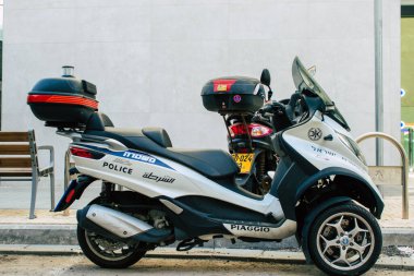 Tel Aviv İsrail 07 Nisan 2020 Tel Aviv sokaklarına park etmiş bir İsrail polis mobiletinin görüntüsü