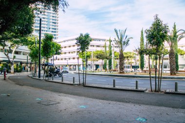 Tel Aviv İsrail 07 Nisan 2020 Tel Aviv sokaklarında bir İsrail polisinin Coronavirüs 'ün yayılmasını önlemek için nüfusun karantinaya alınması sırasındaki görüntüsü