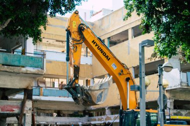 Tel Aviv İsrail 07 Nisan 2020 öğleden sonra Tel Aviv sokaklarında kazı alanı görüntüsü