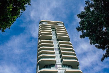 Tel Aviv İsrail, 07 Nisan 2020 'de Tel Aviv sokaklarındaki modern bir binanın cephesine baktı.