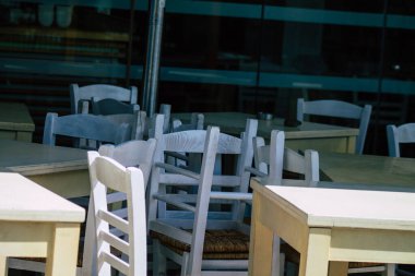 Limasol Kıbrıs Rum Kesimi 07 Nisan 2020 Coronavirus 'un yayılmasını önlemek için nüfusun karantinası sırasında çeşitli sandalye ve tabloların hükümet tarafından halka kapatılması