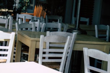 Limasol Kıbrıs Rum Kesimi 07 Nisan 2020 Coronavirus 'un yayılmasını önlemek için nüfusun karantinası sırasında çeşitli sandalye ve tabloların hükümet tarafından halka kapatılması