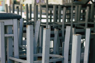 Limasol Kıbrıs Rum Kesimi 07 Nisan 2020 Coronavirus 'un yayılmasını önlemek için nüfusun karantinası sırasında çeşitli sandalye ve tabloların hükümet tarafından halka kapatılması