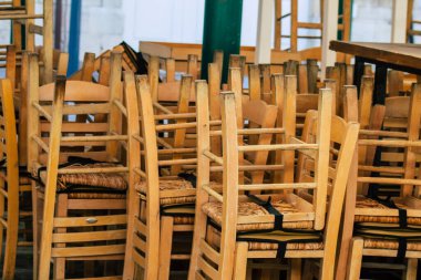 Limasol Kıbrıs Rum Kesimi 07 Nisan 2020 Coronavirus 'un yayılmasını önlemek için nüfusun karantinası sırasında çeşitli sandalye ve tabloların hükümet tarafından halka kapatılması