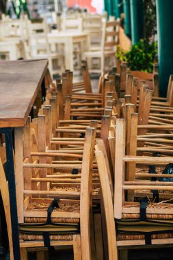 Limasol Kıbrıs Rum Kesimi 07 Nisan 2020 Coronavirus 'un yayılmasını önlemek için nüfusun karantinası sırasında çeşitli sandalye ve tabloların hükümet tarafından halka kapatılması