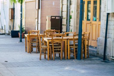 Limasol Kıbrıs Rum Kesimi 07 Nisan 2020 Coronavirus 'un yayılmasını önlemek için nüfusun karantinası sırasında çeşitli sandalye ve tabloların hükümet tarafından halka kapatılması