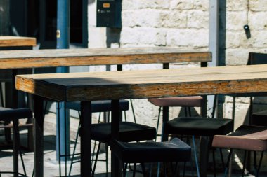 Limasol Kıbrıs Rum Kesimi 07 Nisan 2020 Coronavirus 'un yayılmasını önlemek için nüfusun karantinası sırasında çeşitli sandalye ve tabloların hükümet tarafından halka kapatılması