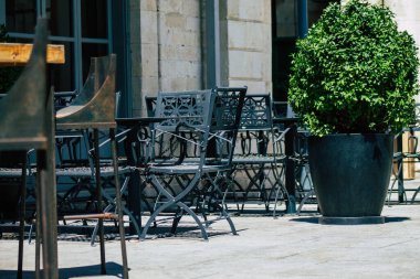 Limasol Kıbrıs Rum Kesimi 07 Nisan 2020 Coronavirus 'un yayılmasını önlemek için nüfusun karantinası sırasında çeşitli sandalye ve tabloların hükümet tarafından halka kapatılması