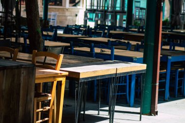 Limasol Kıbrıs Rum Kesimi 07 Nisan 2020 Coronavirus 'un yayılmasını önlemek için nüfusun karantinası sırasında çeşitli sandalye ve tabloların hükümet tarafından halka kapatılması