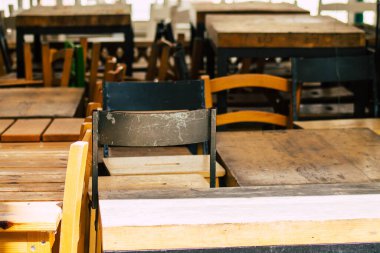 Limasol Kıbrıs Rum Kesimi 07 Nisan 2020 Coronavirus 'un yayılmasını önlemek için nüfusun karantinası sırasında çeşitli sandalye ve tabloların hükümet tarafından halka kapatılması