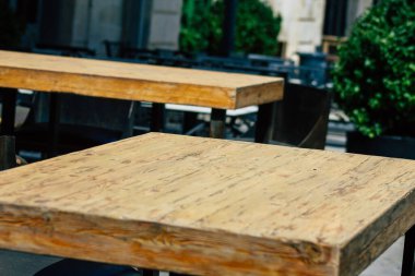 Limasol Kıbrıs Rum Kesimi 07 Nisan 2020 Coronavirus 'un yayılmasını önlemek için nüfusun karantinası sırasında çeşitli sandalye ve tabloların hükümet tarafından halka kapatılması