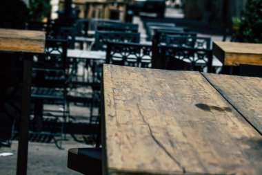 Limasol Kıbrıs Rum Kesimi 07 Nisan 2020 Coronavirus 'un yayılmasını önlemek için nüfusun karantinası sırasında çeşitli sandalye ve tabloların hükümet tarafından halka kapatılması