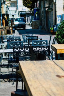 Limasol Kıbrıs Rum Kesimi 07 Nisan 2020 Coronavirus 'un yayılmasını önlemek için nüfusun karantinası sırasında çeşitli sandalye ve tabloların hükümet tarafından halka kapatılması