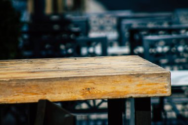 Limasol Kıbrıs Rum Kesimi 07 Nisan 2020 Coronavirus 'un yayılmasını önlemek için nüfusun karantinası sırasında çeşitli sandalye ve tabloların hükümet tarafından halka kapatılması