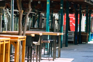 Limasol Kıbrıs Rum Kesimi 07 Nisan 2020 Coronavirus 'un yayılmasını önlemek için nüfusun karantinası sırasında çeşitli sandalye ve tabloların hükümet tarafından halka kapatılması