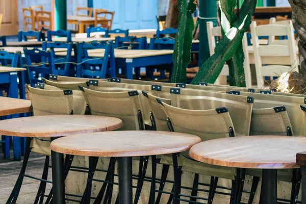 리마솔 키프로스 2020 코로나 바이러스의 확산을 정부는 식당의 의자와 탁자를 — 스톡 사진