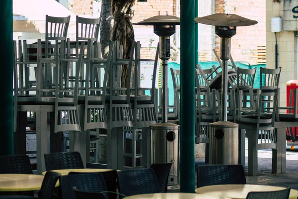 리마솔 키프로스 2020 코로나 바이러스의 확산을 정부는 식당의 의자와 탁자를 — 스톡 사진
