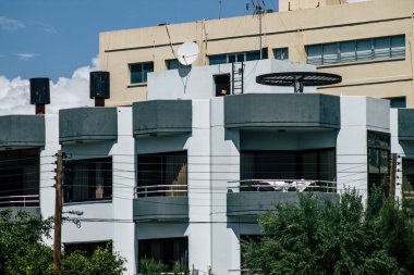 Limasol Kıbrıs Rum Kesimi 07 Nisan 2020 'de öğleden sonra Limasol sokaklarında modern bir binanın cephesinin görüntüsü