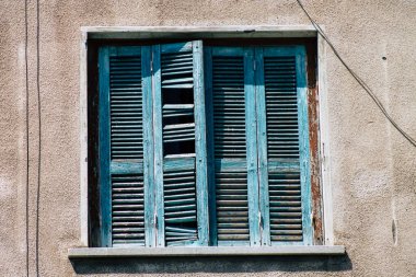 Limasol Kıbrıs Rum Kesimi 07 Nisan 2020 'de öğleden sonra Limasol sokaklarında modern bir binanın cephesinin görüntüsü