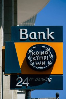 Limasol Kıbrıs Rum Kesimi 07 Nisan 2020 Kıbrıs Rum Kesimi 'nde Limasol sokaklarında ticari bir tabela