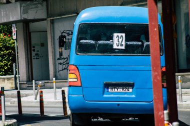 Limasol Kıbrıs Rum Kesimi 07 Nisan 2020 Öğleden sonra Limasol sokaklarında ilerleyen geleneksel bir halk otobüsü görüntüsü