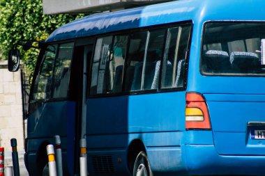 Limasol Kıbrıs Rum Kesimi 07 Nisan 2020 Öğleden sonra Limasol sokaklarında ilerleyen geleneksel bir halk otobüsü görüntüsü